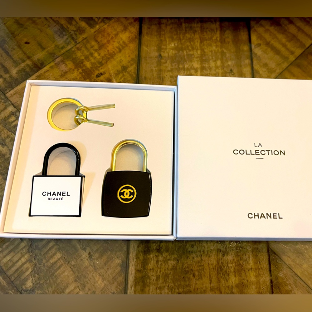 Chanel La Collection 2024 Padlock Key Holder
Kadena Set Box
